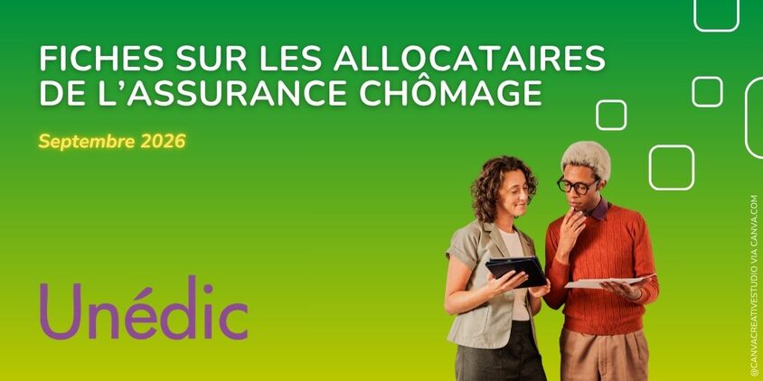 2 personnes observent des fiches et s'interrogent